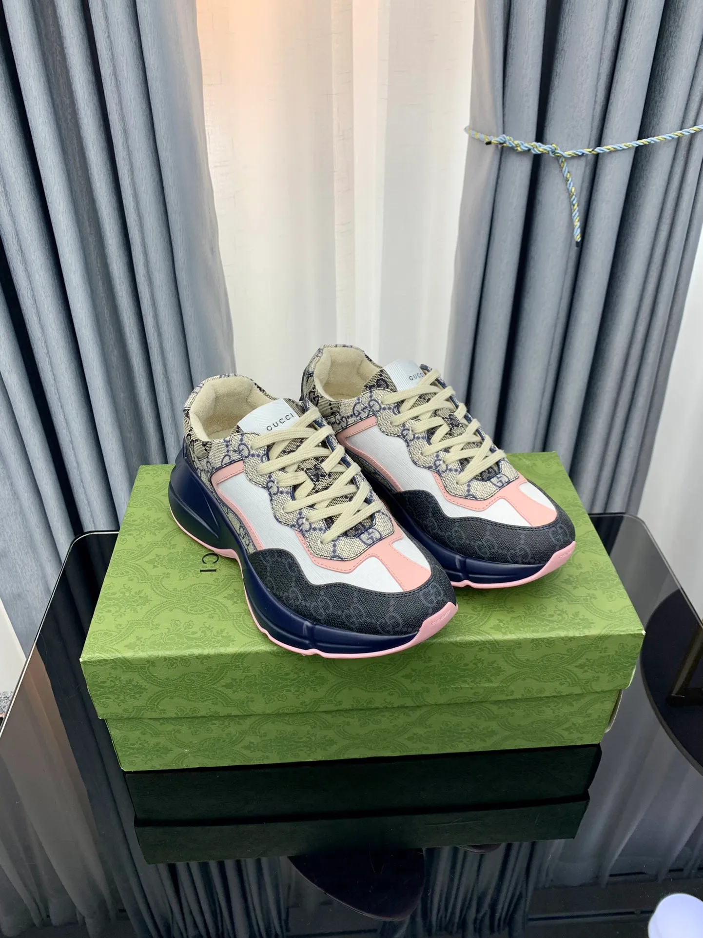 👟👟Ex-factory price 480👟👟 Gucci dad shoes for couples, distressed leather horn-shaped retro jogging shoes. The Balenciaga grandpa trend has subsided, ushering in GUCCI dad shoes, the trend leader in the fashion industry. The original shoes are molded and the original last is made by the Italian handmade foundry! [Gucci original dad shoes] Original surface: imported calfskin! Lining: Grade A hybrid lambskin! Outsole: The highest restoration sole. TPU material plus wear-resistant foam (anti-wear cushioning) ivory leather has been processed with an old-fashioned effect. The sole is 5cm high! The comfort level is excellent, killing all high-end versions on the market! Original logo outsole! 👣Size: Women’s size 35-40. Men's size 38-45. Women's heel with 🈚️logo! Men's heel with 🈶️logo!